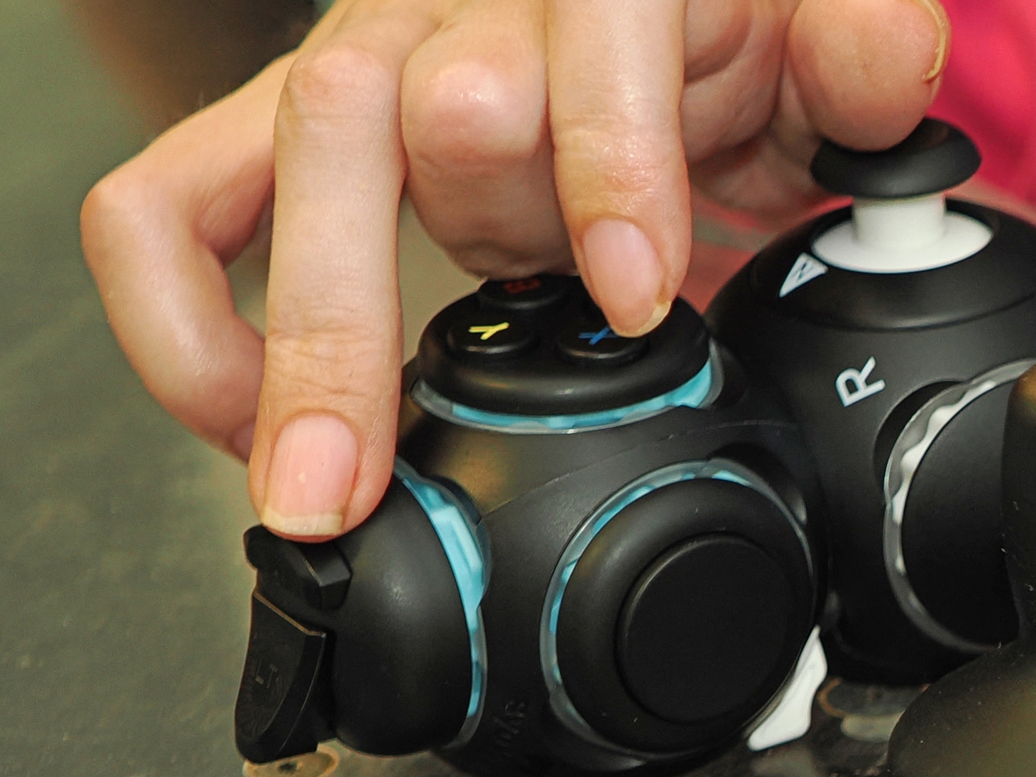 Nahaufnahme eines Proteus Controller, der mit einer Hand genutzt wird