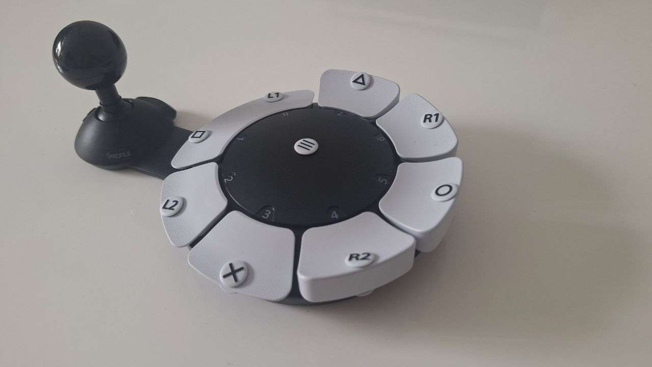 Joystick mit kugelförmigem Griff an einem runden Element mit austauschbaren grauen Tasten in unterschiedlichen Höhen